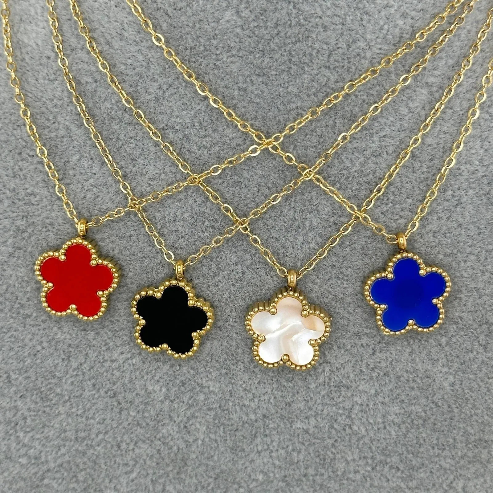 Dainty pearl single charm flower necklace