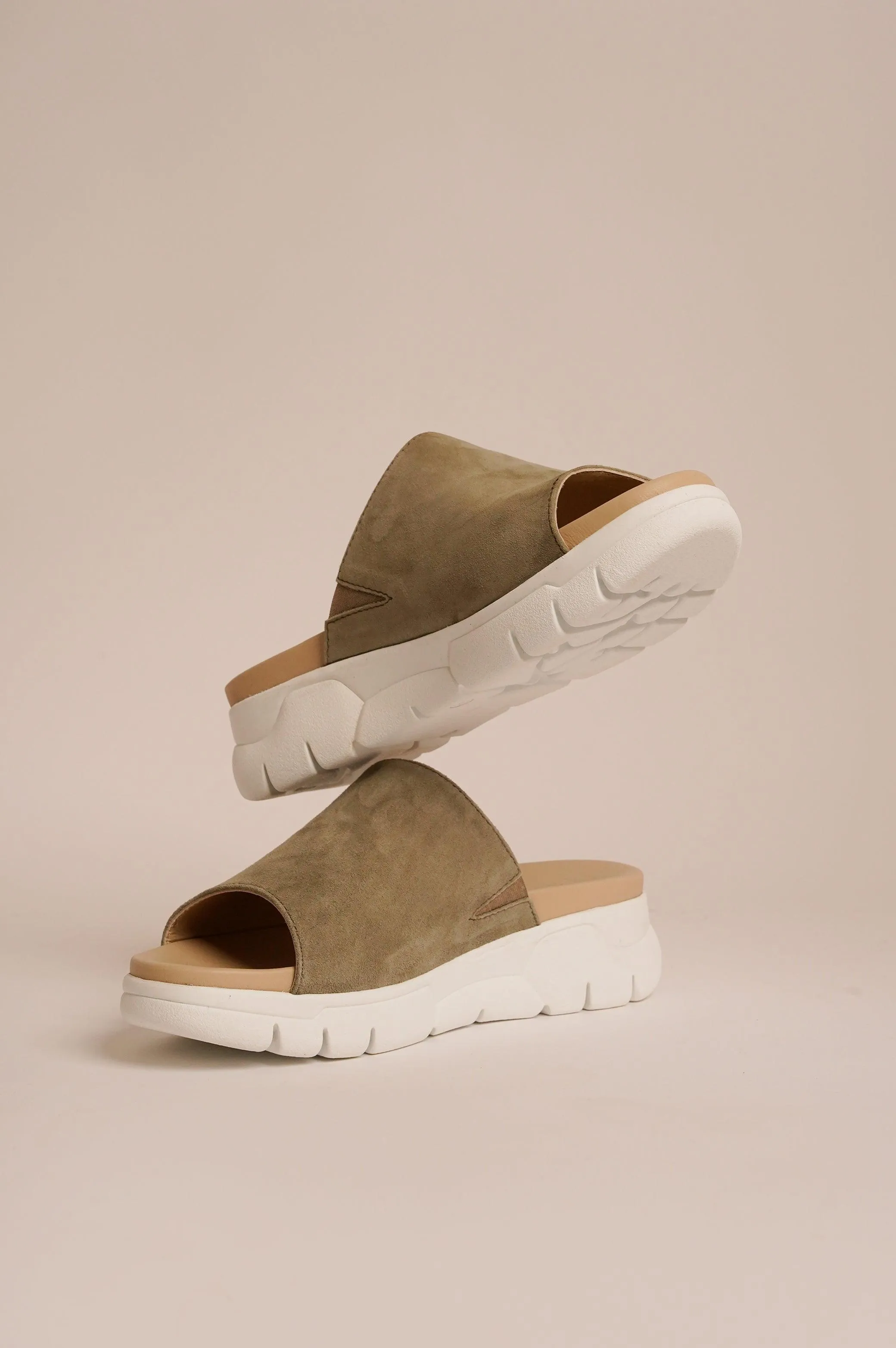 HORIZON SUEDE SLIDES
